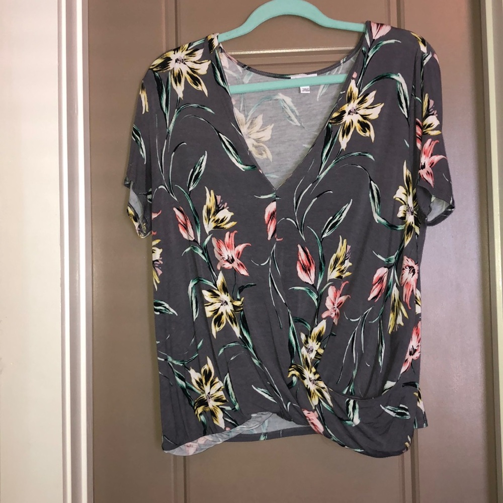 5/$10 DEAL 💰 Love, fire gray floral blouse
